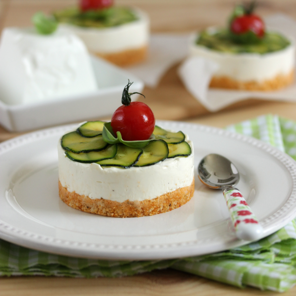 Herzhafter Cheesecake mit rotem Pesto mit Ziegenfrischkäse