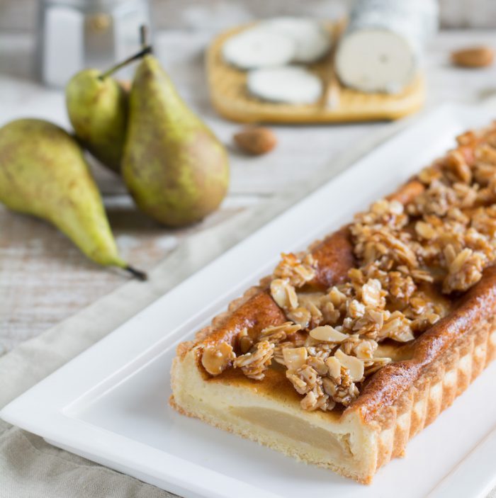 Süßer Birnenkuchen mit Honig mit Sainte Maure de Touraine AOP
