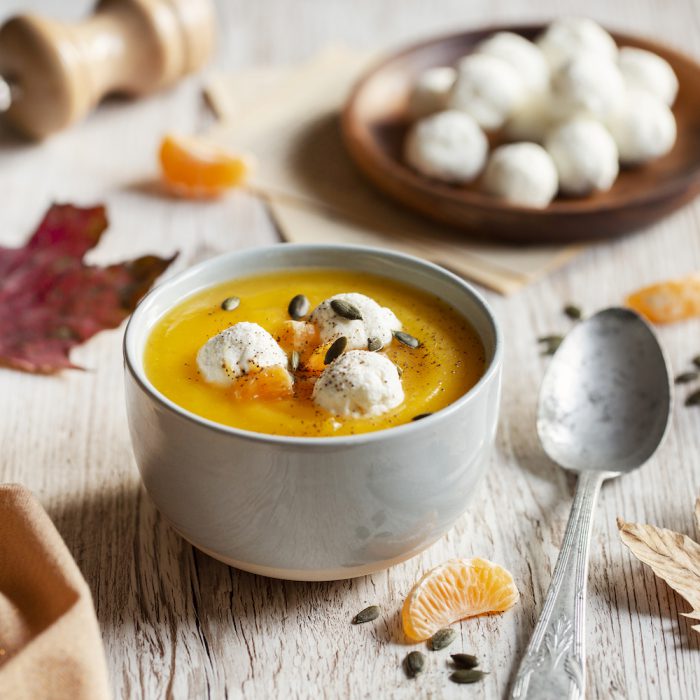 Clementinen-Butternut-Cremesuppe mit frischem Ziegenkäsetaler