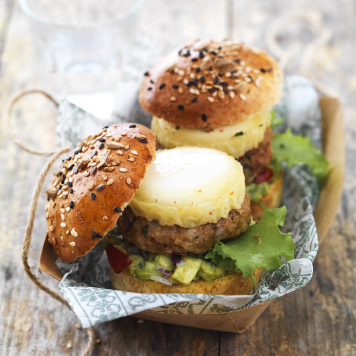 Pikanter Mini-Burger mit Kalbfleisch und Avocado-Püree mit Chabichou du Poitou AOP