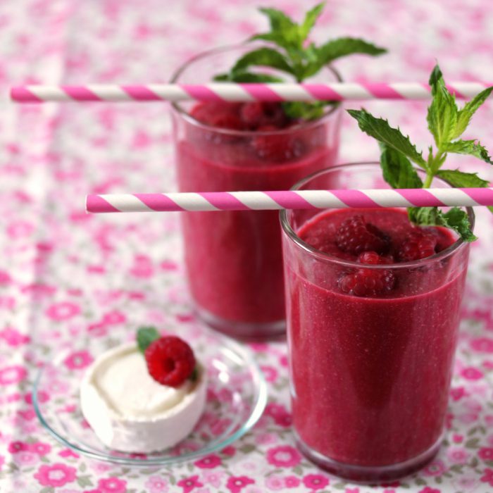 Pikanter Rote-Bete-Smoothie mit gereifter Ziegenkäserolle