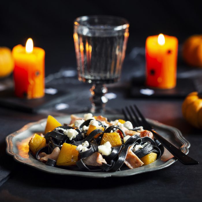 Schwarze Tagliatelle mit Kürbis und großer französischer Ziegenkäserolle mit großer Ziegenkäserolle