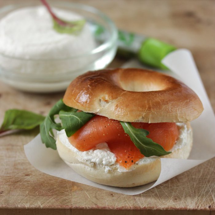 Bagel mit Lachs und Wasabi mit Ziegenfrischkäse