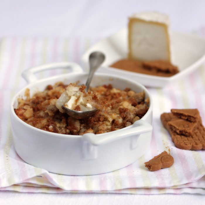 Crumble mit Birne und Spekulatius mit Chabichou du Poitou