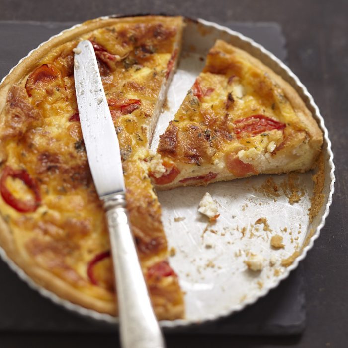 Quiche mit Kirschtomaten und frischem Thymian mit großer Ziegenkäserolle