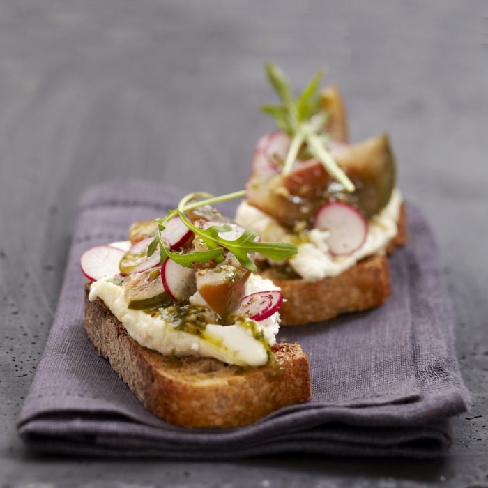 Knuspriges Bauernbrot mit Radieschen, grünen Tomaten und Basilikum mit Chabichou du Poitou