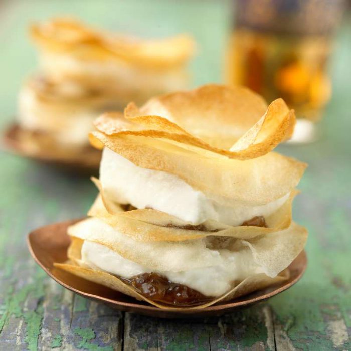 Gefüllter Blätterteig mit Feigen mit frischen Ziegenkäsetalern