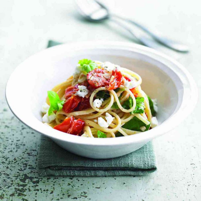 Linguini mit Kirschtomaten, Knoblauch und frischem Basilikum mit Chavignol