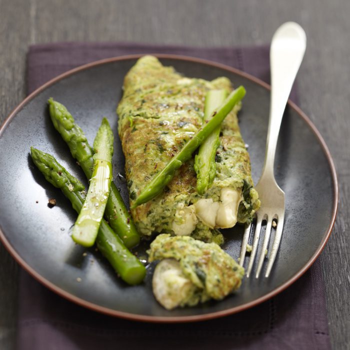 Omelett mit Kresse und grünem Spargel mit Chavignol