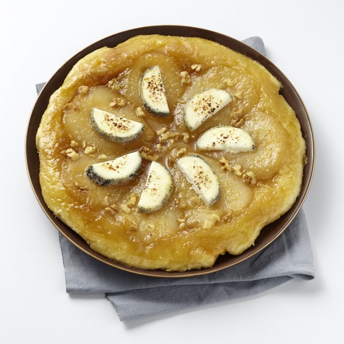 Französischer Birnenkuchen mit Walnüssen und AOP-Käse Sainte-Maure de Touraine