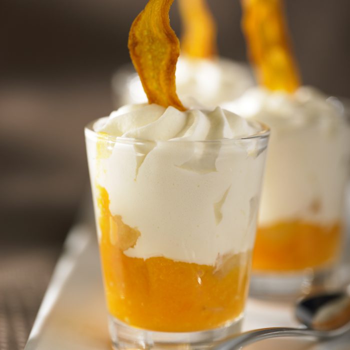 Ziegenfrischkäse mit kandierten Möhren und gerösteter Ananas mit frischer Ziegenkäserolle