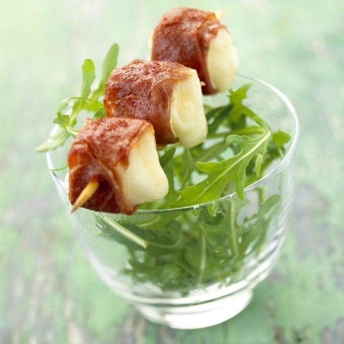 Ziegenkäse-Spieße mit Serrano-Schinken mit französischem Ziegencamembert