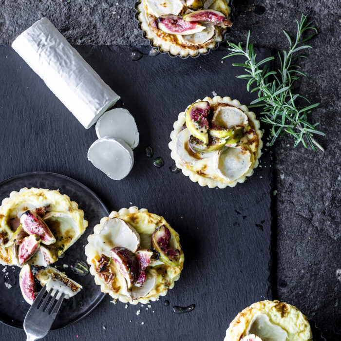 Mini-Quiche mit Feigen und gereifte Ziegenkäserolle
