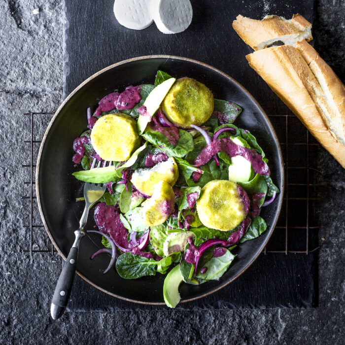 Sommersalat mit frittierten Ziegenkäsetalern