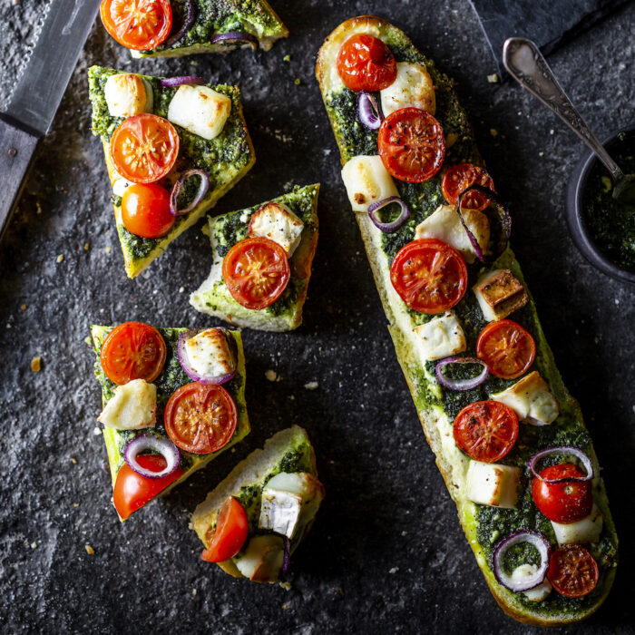 Überbackenes Croque mit großer Ziegenkäserolle