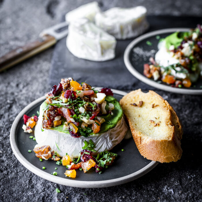 Gebackener Ziegencamembert mit Senf-Frucht-Topping