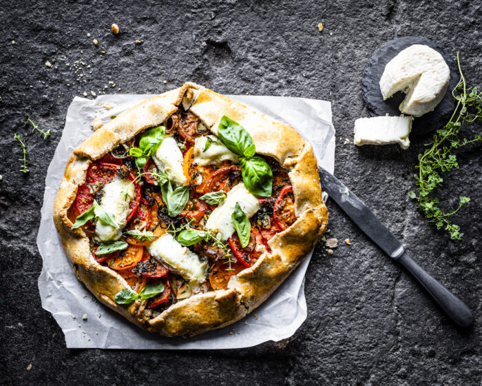 Galette mit bunten Tomaten und Ziegenweichkäse