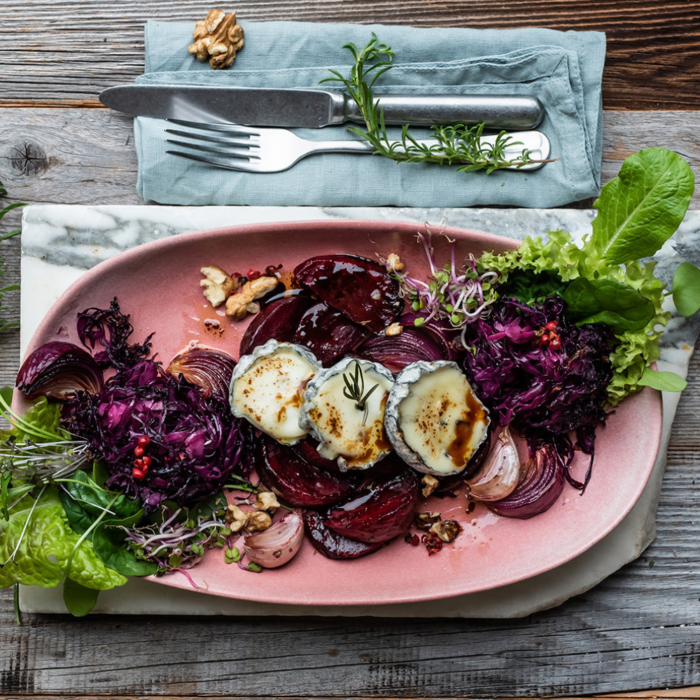 Ziegenkäse auf Rote Bete und Rotkohl-Heu aus dem Ofen mit Sainte-Maure de Touraine AOP