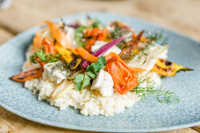 Serviervorschlag Risotto mit gereiftem französischen Ziegenkäse, Karotten, Fenchel und getrockneten Tomaten