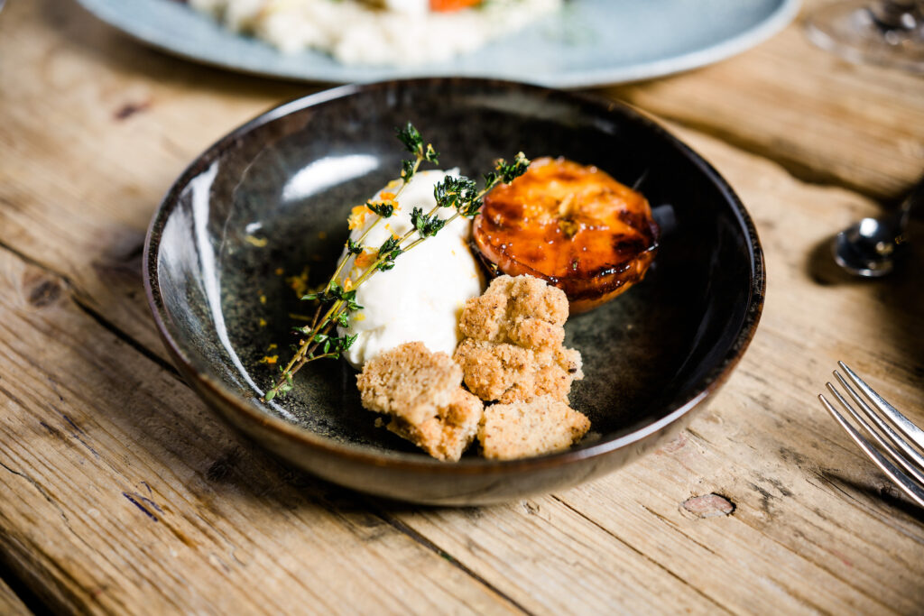 Serviervorschlag Zitronen-Thymian-Mousse aus französischem Ziegenfrischkäse mit Haselnuss-Crumble und karamellisiertem Apfel