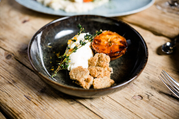 Serviervorschlag Zitronen-Thymian-Mousse aus französischem Ziegenfrischkäse mit Haselnuss-Crumble und karamellisiertem Apfel