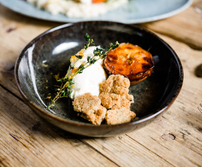 Serviervorschlag Zitronen-Thymian-Mousse aus französischem Ziegenfrischkäse mit Haselnuss-Crumble und karamellisiertem Apfel