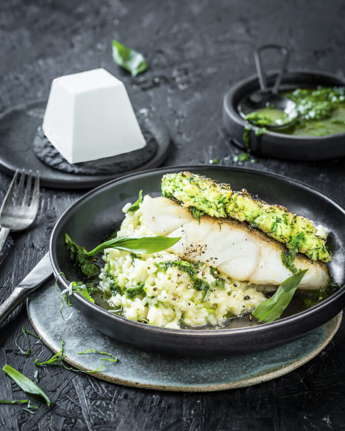 Serviervorschlag Kabeljau mit Ziegenkäse-Bärlauch-Kruste und Risotto