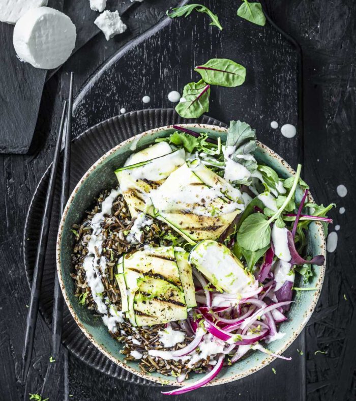Präsentation Wildreis-Limetten-Bowl mit Zucchini-Ziegenkäsetalern