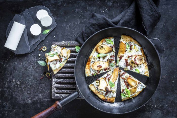 Pan Pizza mit Kräuterseitlingen mit frischer Ziegenkäserolle