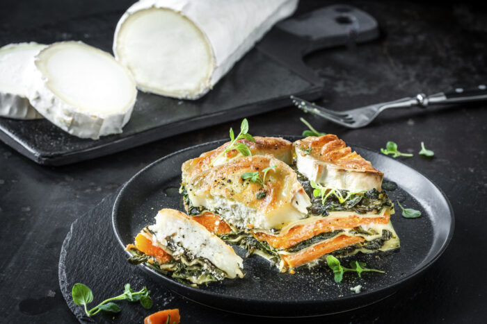 Kürbis-Spinatlasagne mit großer französischer Ziegenkäserolle
