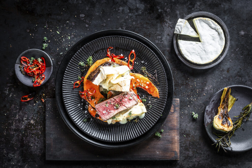 Gratiniertes Rinderfilet und Kürbisspalten mit Ziegencamembert