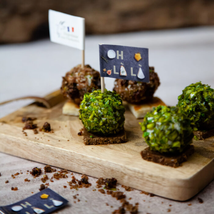 Ziegenkäsepralinen mit Knuspermantel mit frischer Ziegenkäserolle