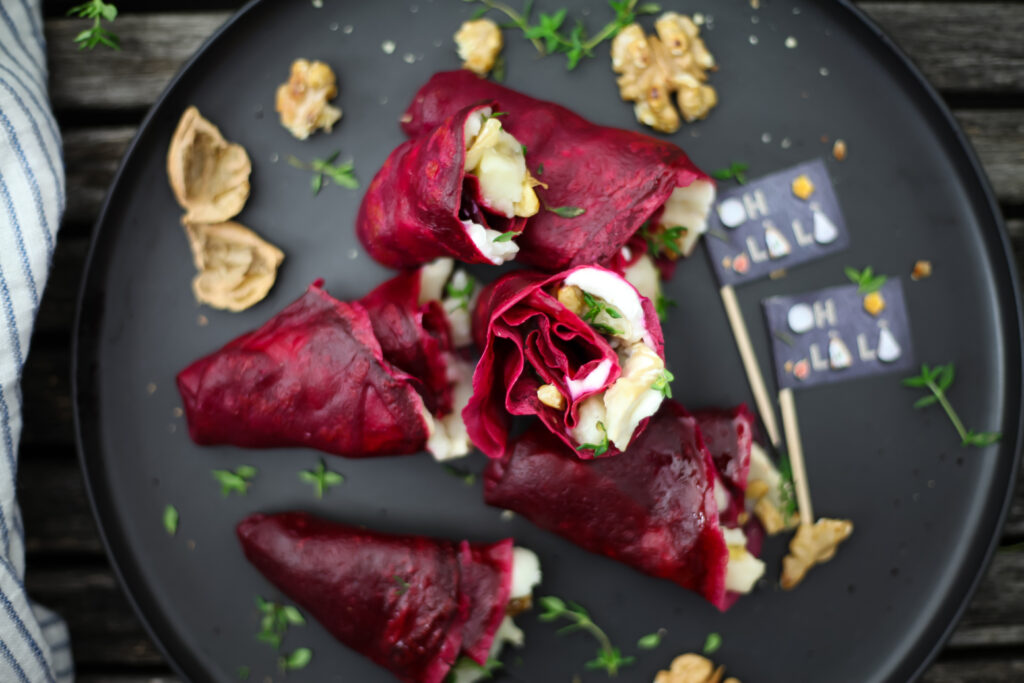 Rote-Bete-Crèpe mit Ziegenkäse-Camembert