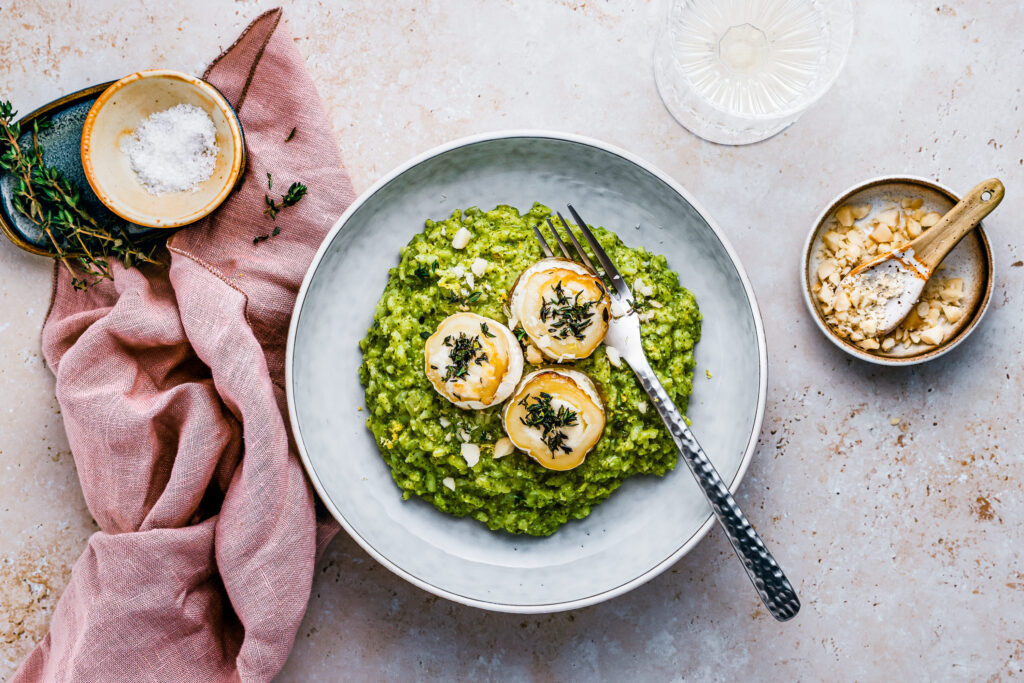 Spinat-Risotto mit Macadamia & gebackener Ziegenkäserolle
