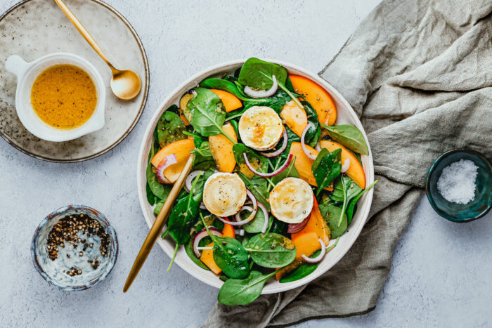 Spinatsalat mit Kaki & karamellisierter Ziegenkäserolle mit kleiner Ziegenkäserolle
