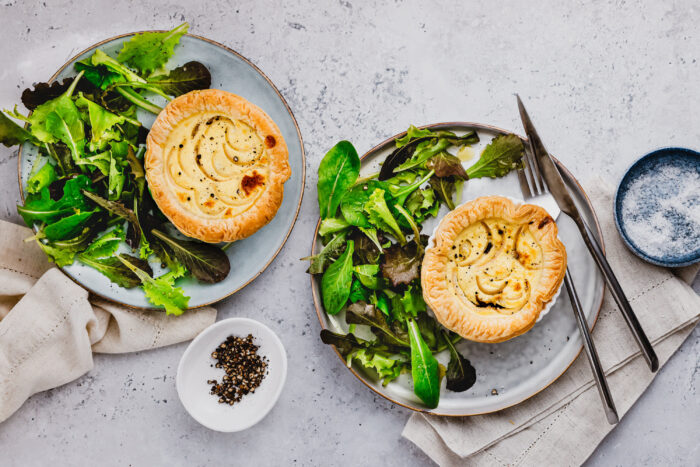 Mini-Tartes mit Ziegenfrischkäse & Schalotten mit Ziegenfrischkäse