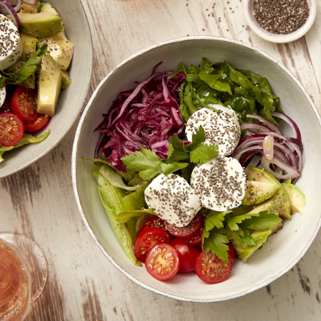 Bistro-Salad-Bowl zum Sattwerden mit französischer Ziegenfrischkäse-Rolle