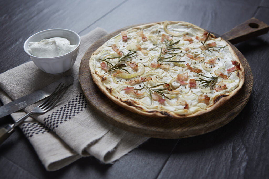 Flammkuchen mit französischem Ziegenstreichkäse und Rosmarin mit Ziegenfrischkäse