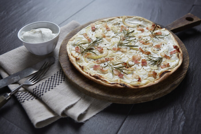 Flammkuchen mit französischem Ziegenstreichkäse und Rosmarin mit Ziegenfrischkäse