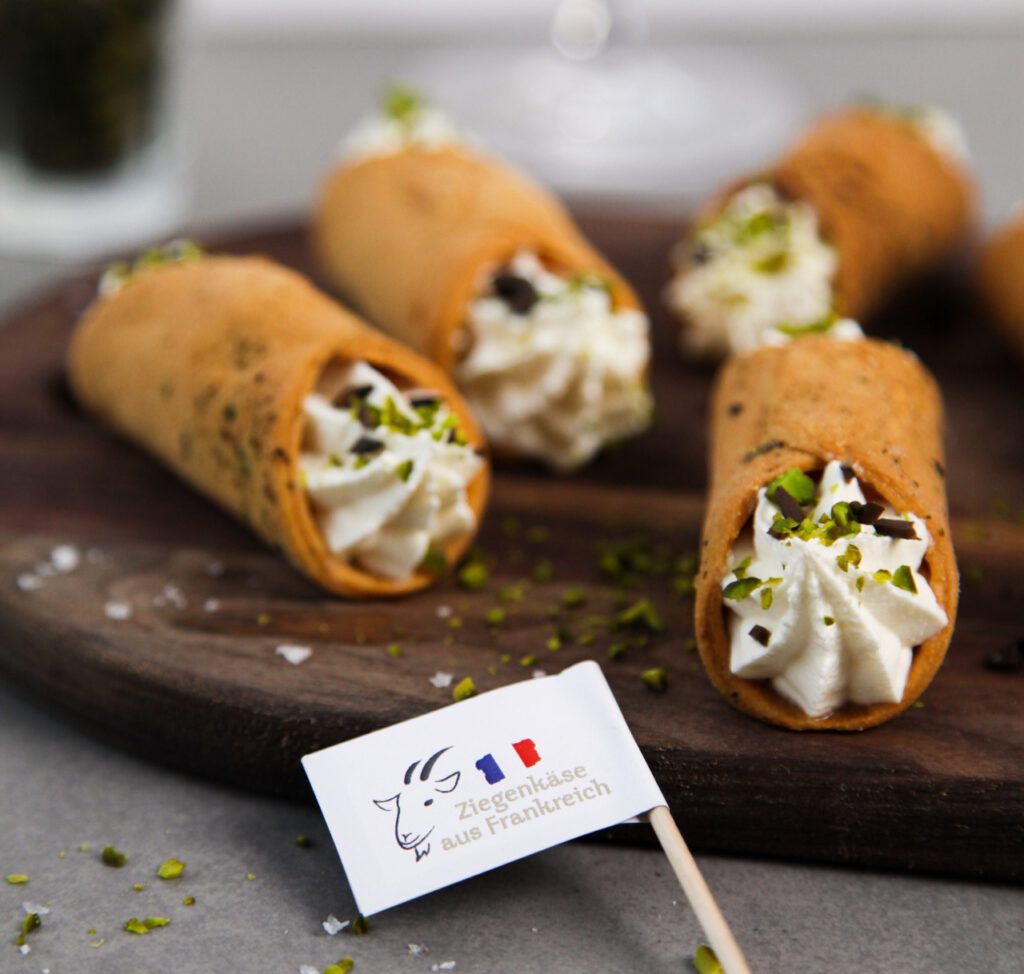 Herzhafte Ziegenkäse-Cannoli mit frischer Ziegenkäserolle
