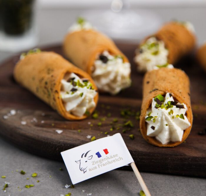 Herzhafte Ziegenkäse-Cannoli mit frischer Ziegenkäserolle
