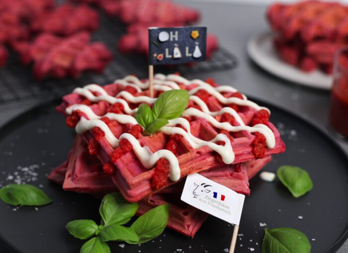 Rote Bete-Waffeln mit Ziegenfrischkäsetaler