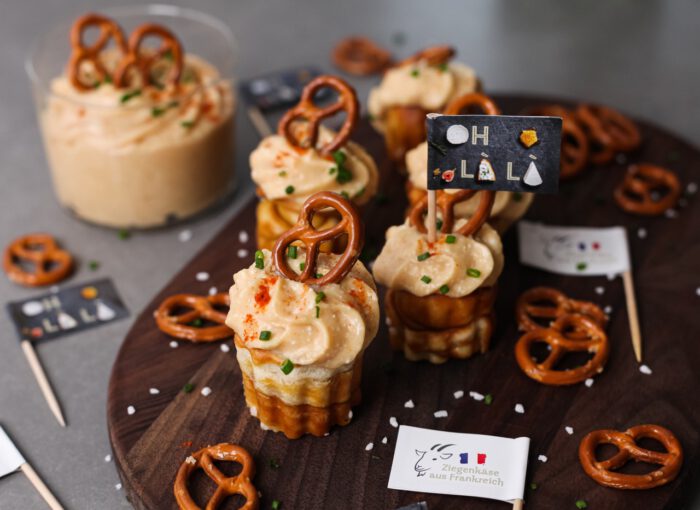 Ziegencamembert Obazda-Style auf Laugen-Cupcakes mit Ziegencamembert