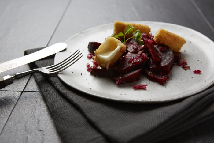 Salat von Roter Bete mit gebackenem französischem Ziegencamembert