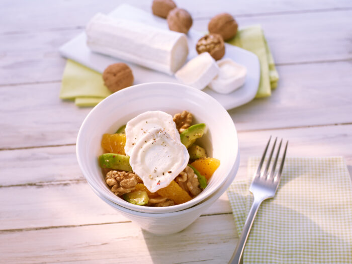 Avocado-Orangen-Salat mit gereifter französischer Ziegenkäserolle