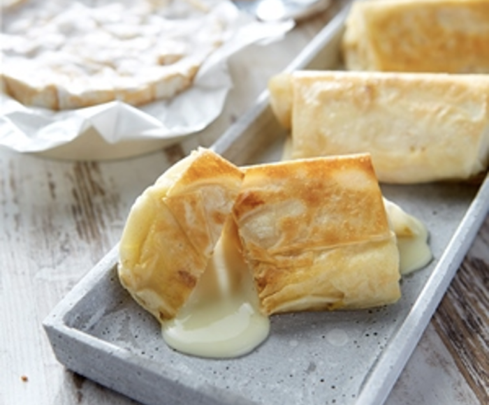 franzoesischer Ziegencamembert im Strudelteig gebraten mit suess-scharfem-Mangochutney