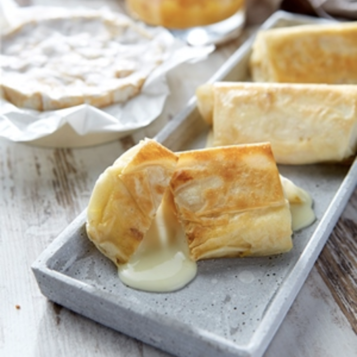 franzoesischer Ziegencamembert im Strudelteig gebraten mit suess-scharfem-Mangochutney