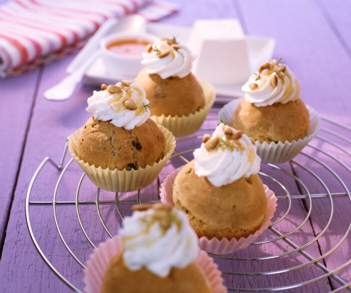 Herzhafter Cupcake mit Topping aus französischem Ziegenstreichkäse