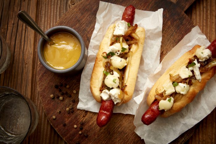 Hotdog mit Ziegenkäse-Crumble mit gereifter Ziegenkäserolle. Rezept von Carsten Dohrs.