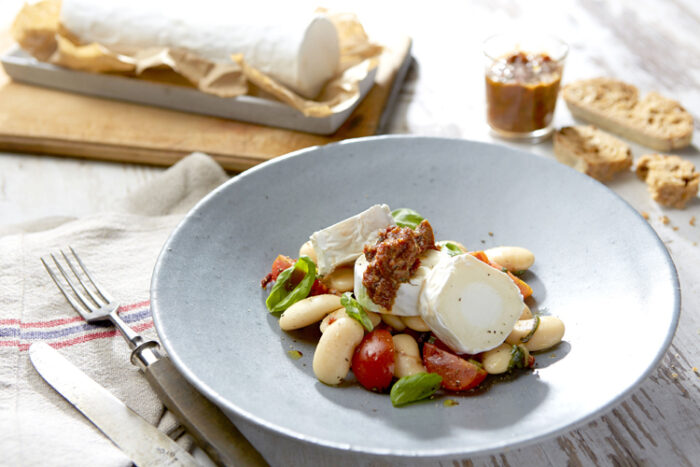 Mediterraner Salat von weißen Bohnen und Tomaten-Walnuss-Pesto mit französischer Ziegenkäserolle
